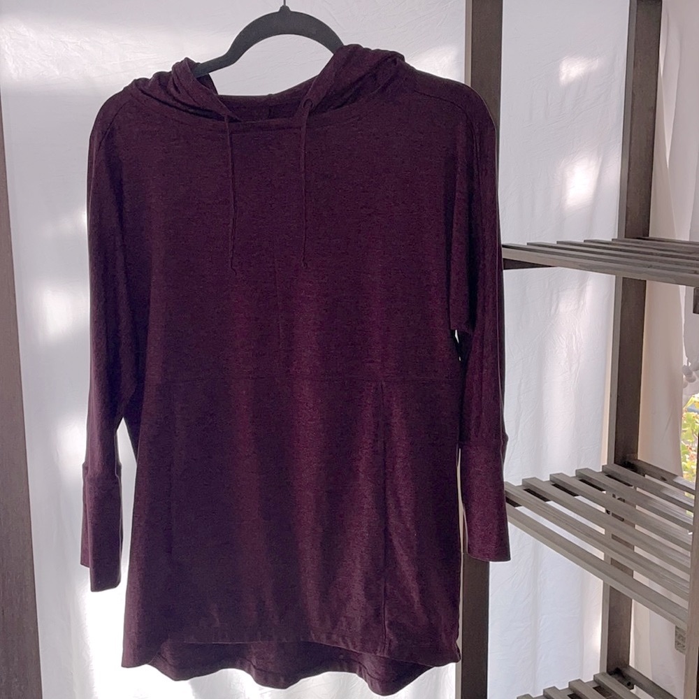 Patagonia magenta pull over hoodie with front pocket. Relaxed fit.